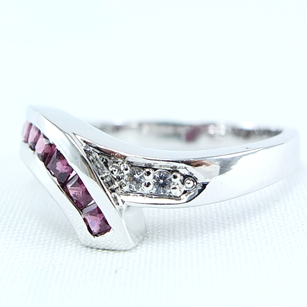 แหวนเงินแท้ราคาถูกชุบทองคำขาว พลอยแท้โรโดไลท์การ์เน็ต 0.525 กะรัต เพชรCZ 0.05 กะรัต งานประณีตสวยงาม สั่งผลิตค่ะ