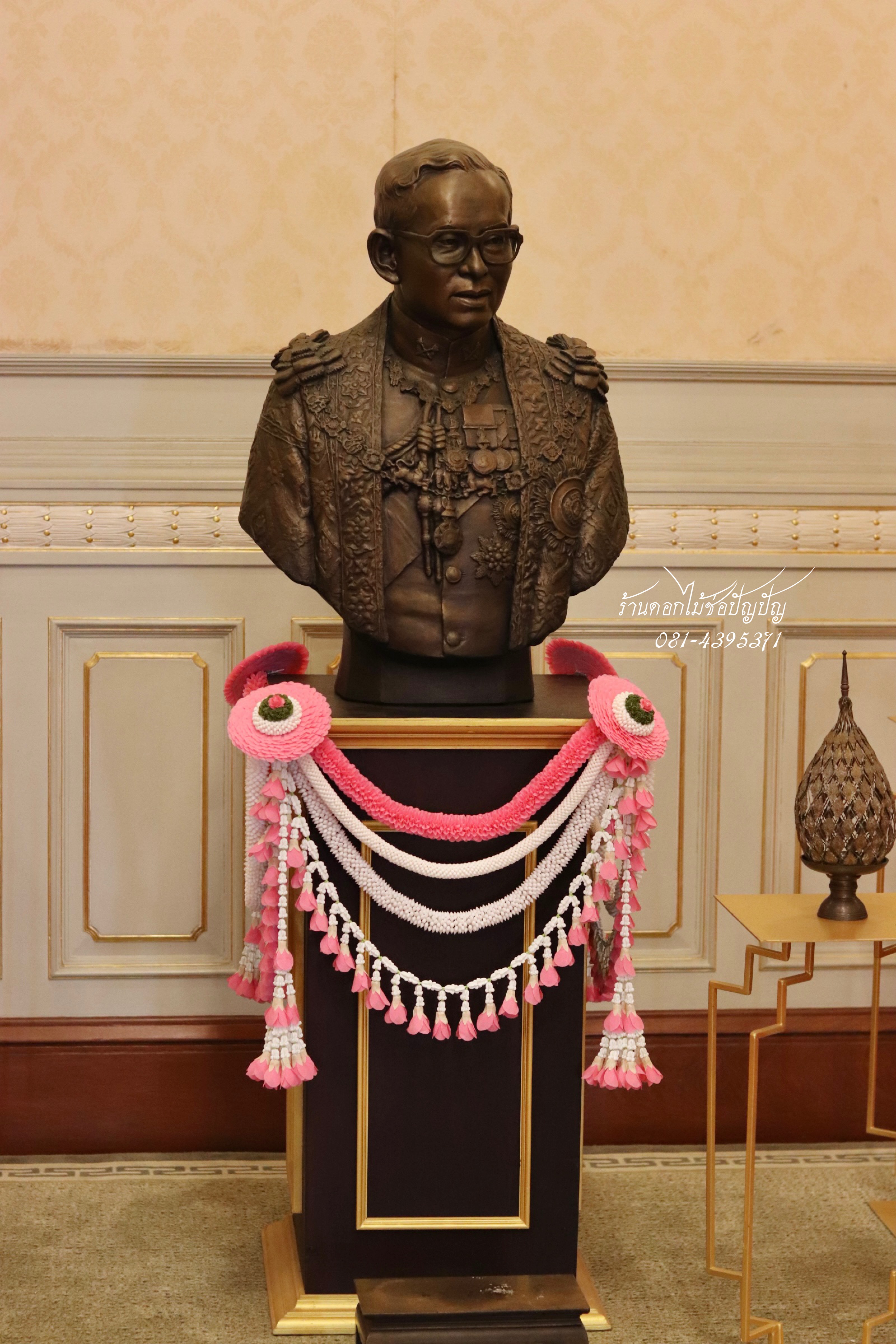 เฟื่องดอกไม้ประดิษฐ์ แท่นในหลวง ร.9