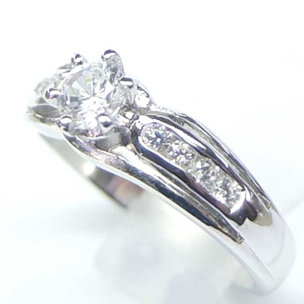 แหวนเงินแท้ราคาถูกชุบทองคำขาว เพชรCZเม็ดกลาง 0.25 กะรัต เพชรCZเม็ดข้าง 0.16 กะรัต งานประณีตสวยงาม สั่งผลิตค่ะ