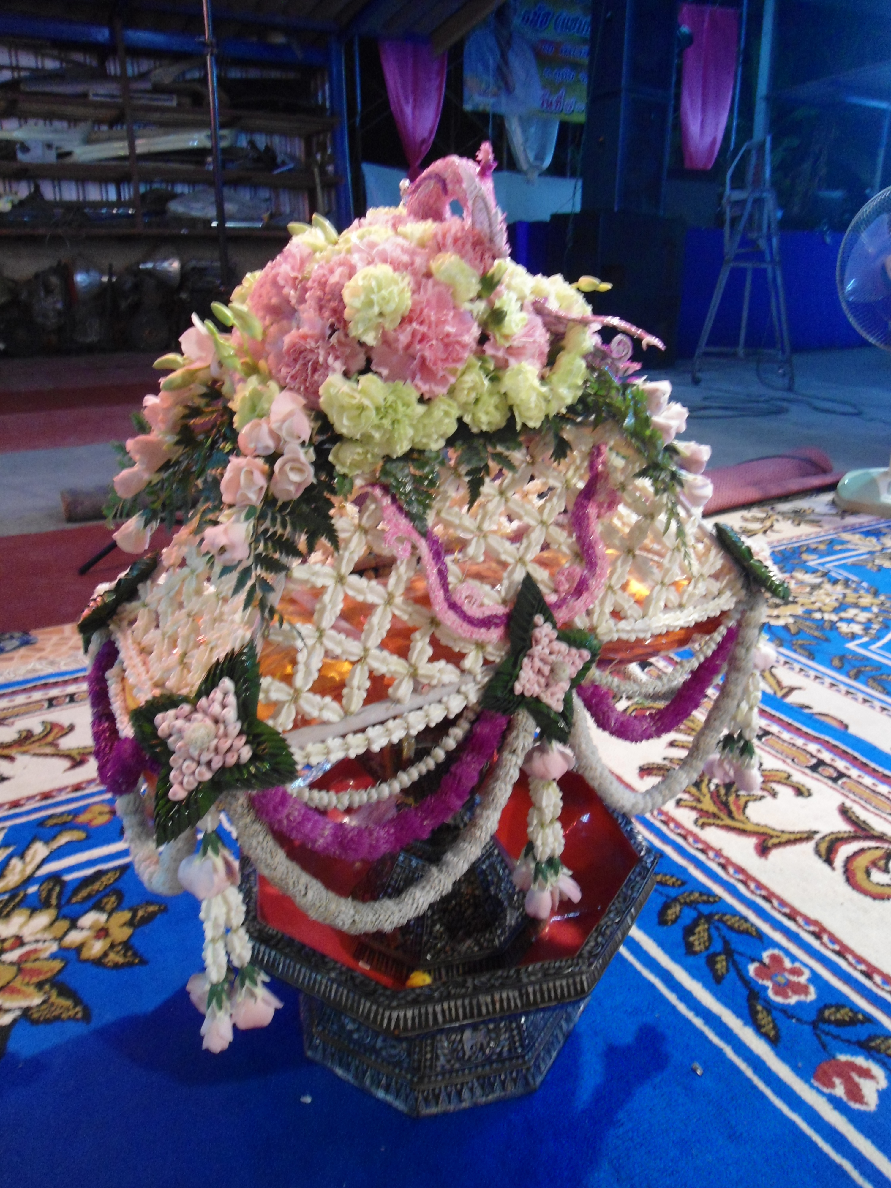 ดอกไม้สดคลุมผ้าไตร (ส่งงาน อู๋รถผู้ใหญ่ทรัพย์สมบูรณ์ อ.บางปะอิน จ.อยุธยา)