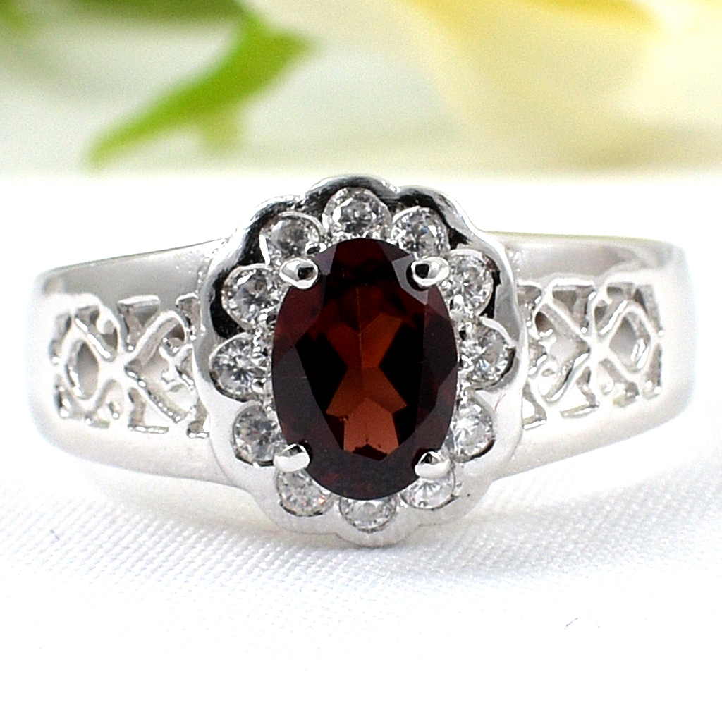 แหวนเงินแท้ราคาถูกชุบทองคำขาว พลอยแท้โกเมน 0.95 กะรัต เพชรCZ 0.18 กะรัต งานประณีตสวยงาม สั่งผลิตค่ะ