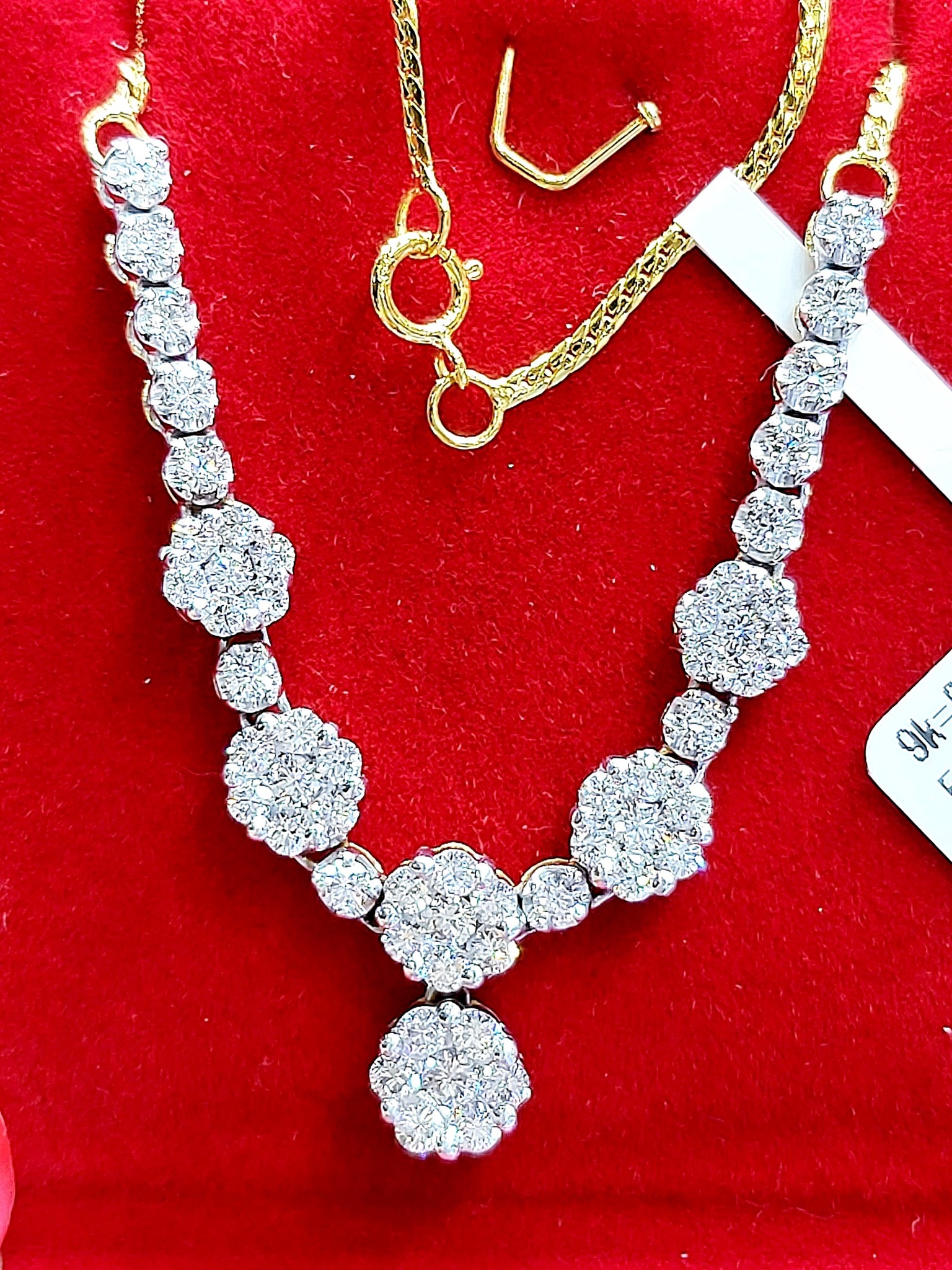 พร้อมส่งและสั่งผลิตสร้อยคอทองเพชรแท้ กระจุกดอกไม้เพิ่มตุ้งติ้งเสริมลูกเล่นดูน่ารักมากขึ้น ใส่เที่ยว ออกงาน ทองคำ 9K เพชรแท้ 0.92 กะรัต 56 เม็ด ราคาถูกมาก ส่งฟรี