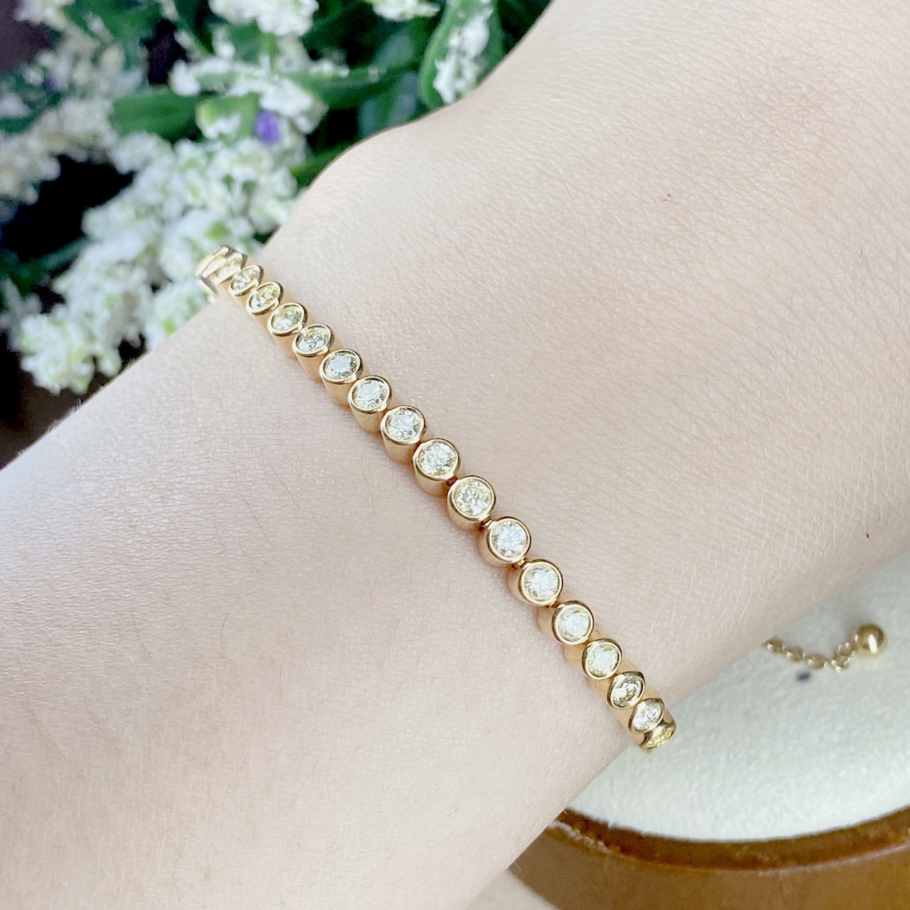 สร้อยข้อมือเพชรรอบ Bolo งานสไตล์สวารอฟสกี้ Swarovski ทำด้านหลังเป็นสร้อยข้อมือแบบรูดสายปรับความยาวได้ งานนำเข้าพิเศษ ด้วยการฝังเพชรแฟนซีสีเหลือง สุดพรีเมียม