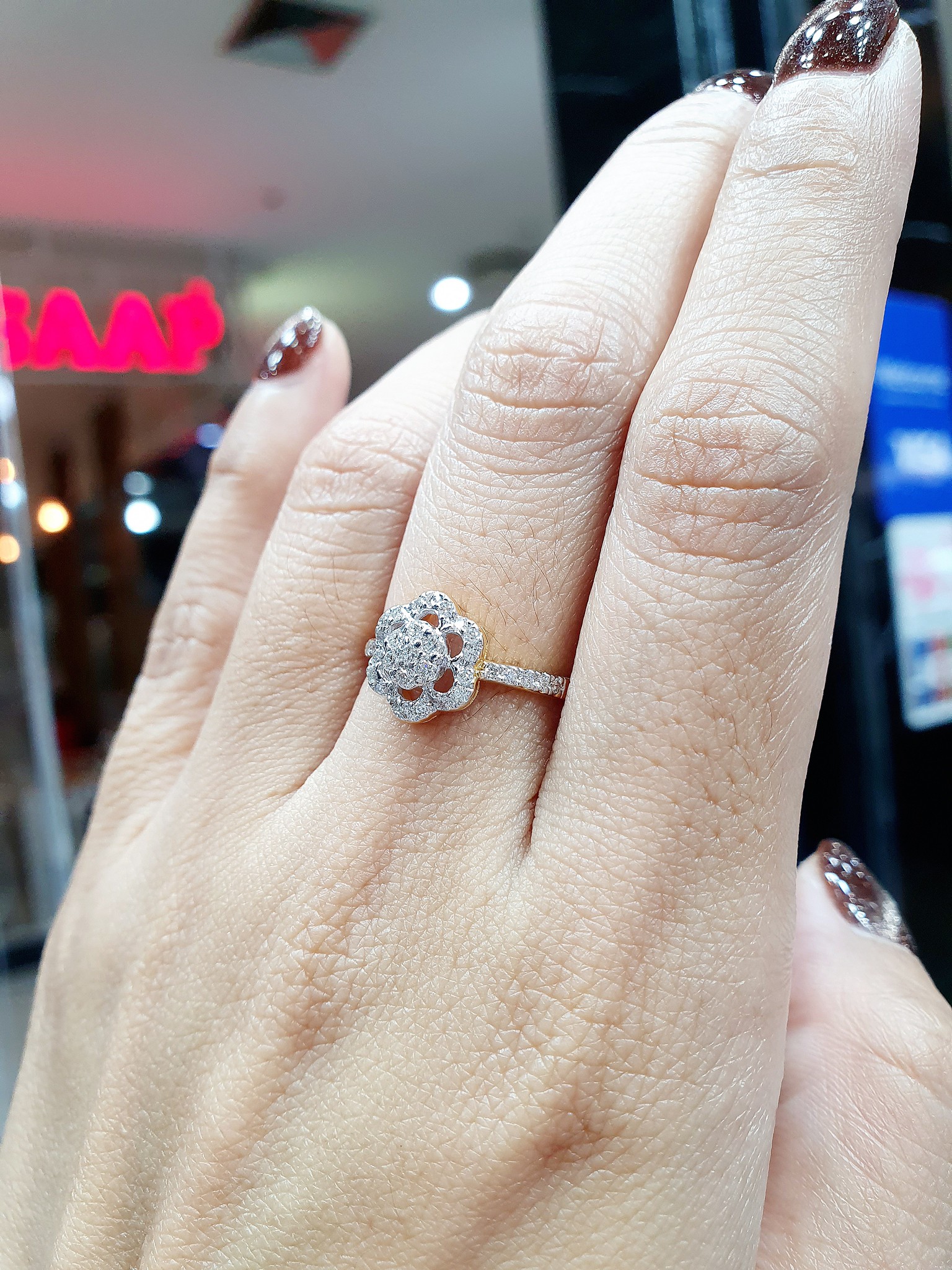 พร้อมส่งและสั่งผลิตแหวนเพชรแท้กระจุกดอกไม้ แบบสวยหวานน่ารัก แหวนแต่งงาน แหวนหมั้น ใส่เที่ยว ออกงาน แหวนทองคำ9K เพชรแท้ 0.36 กะรัต 35 เม็ด ราคาถูกมาก ส่งฟรี