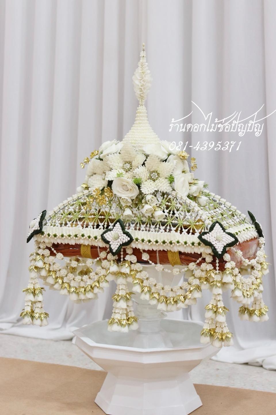 เครื่องบวชดอกไม้สดสีขาว