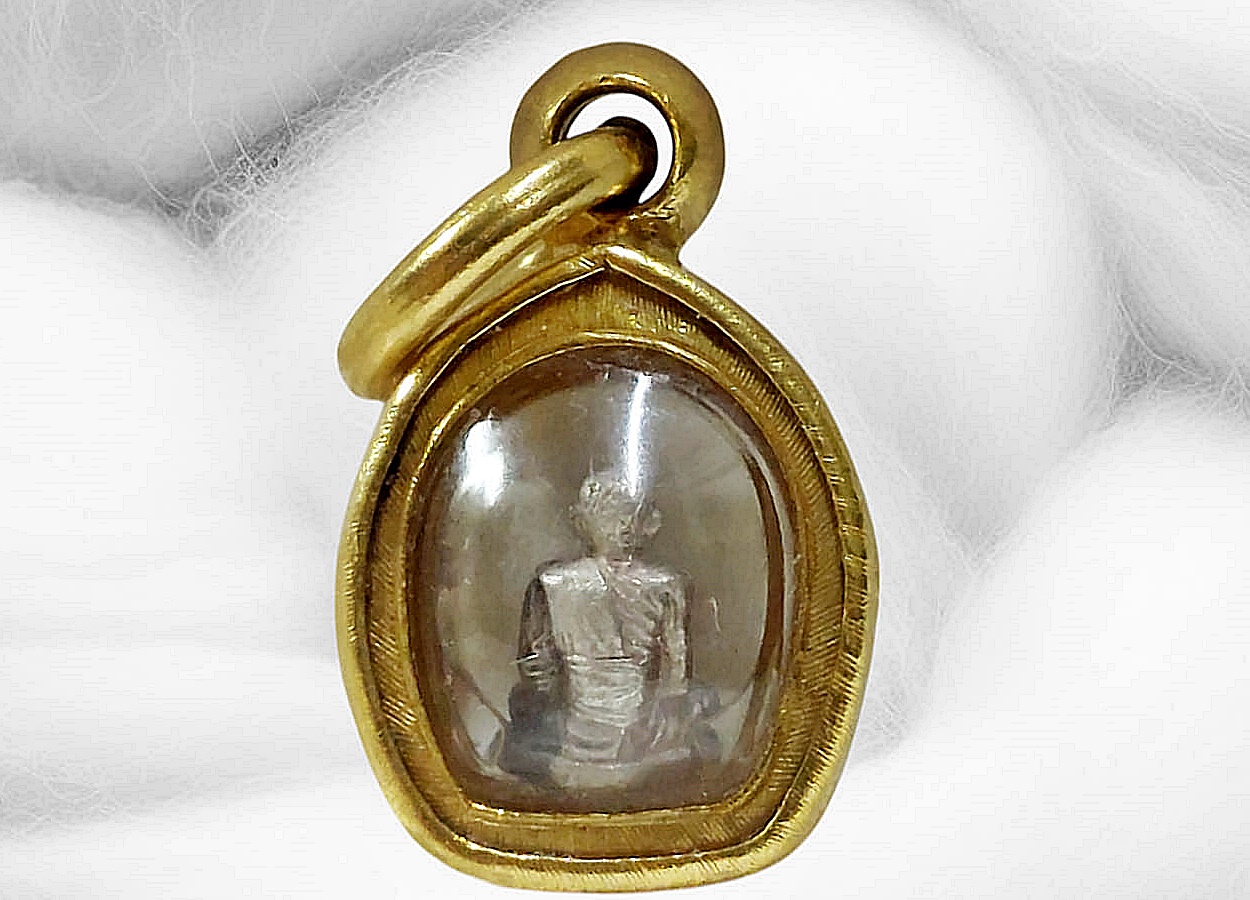 รูปเหมือนหล่อ หลวงพ่อหยอด วัดแก้วเจริญ พิมพ์จิ๋ว อายุ 84 ปี 2538 เนื้อเงิน เลี่ยมทองคำยกซุ้มสิงห์