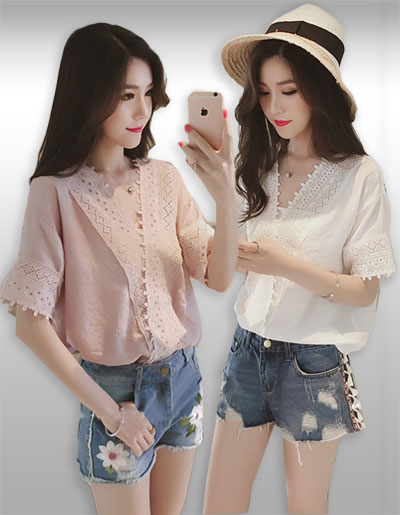 เสื้อแฟชั่นคอวีแต่งผ้าลูกไม้แขนสั้น ทรงสวมลำลองน่ารักๆ มี 2 สี รหัส 1941