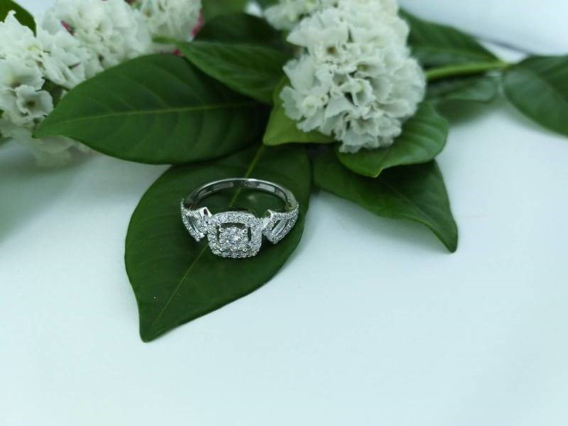 สั่งผลิตเพชรเบลเยี่ยมคัท แหวนแต่งงาน แหวนหมั้น ใส่เที่ยว ออกงาน แหวนทองขาว 18K เพชรแท้ 0.61 กะรัต 3.92 กรัม น้ำ 99 ราคาถูกมาก มีใบรับประกันค่ะ