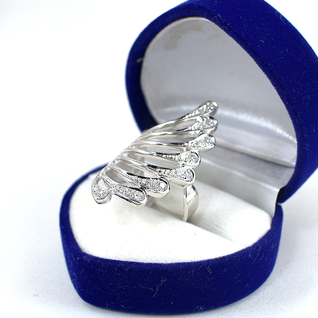 แหวนเงินแท้ราคาถูกชุบทองคำขาว เพชรCZเม็ดกลาง 0.24 กะรัต เพชรCZเม็ดข้าง 0.12 กะรัต งานประณีตสวยงาม สั่งผลิตค่ะ