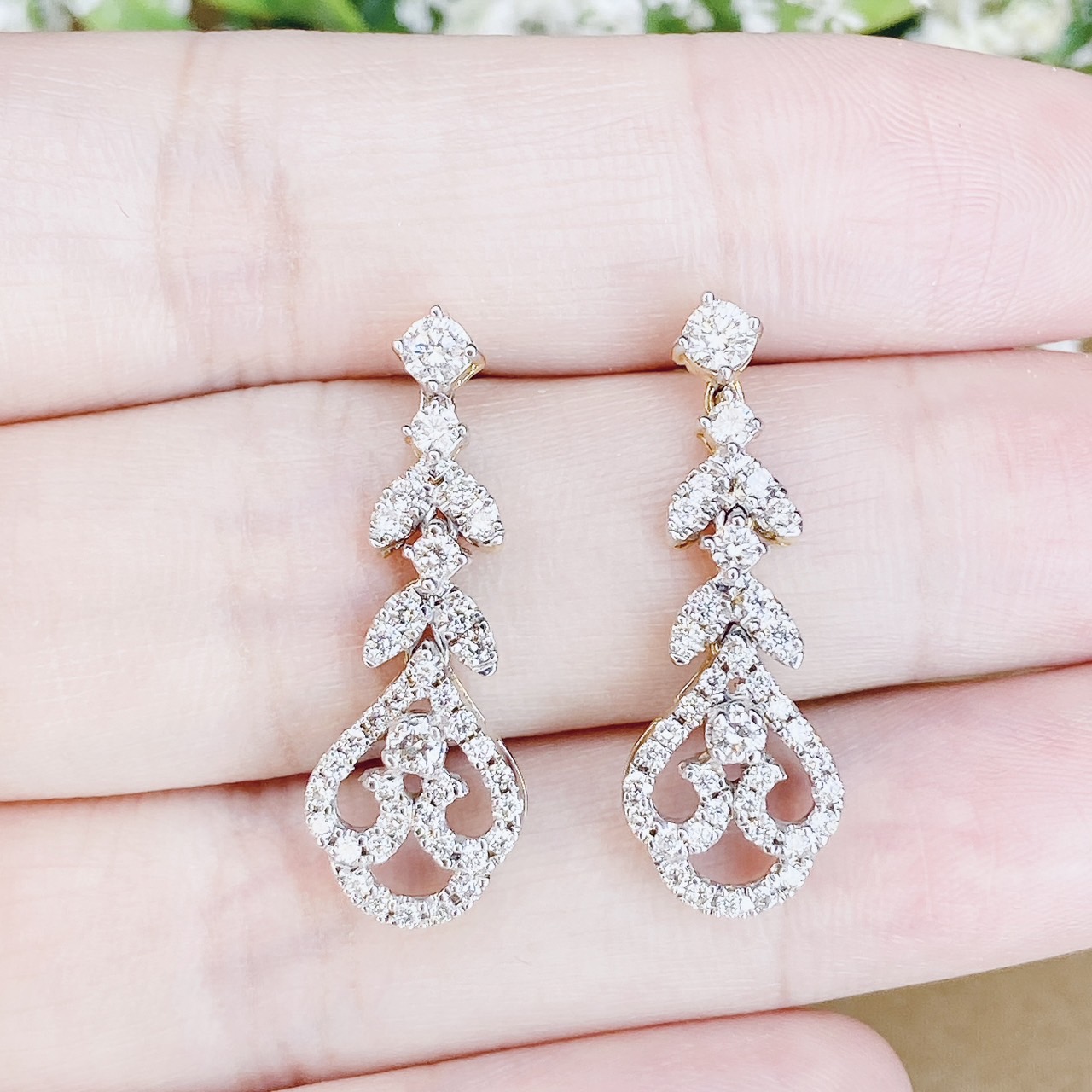 ต่างหูดอกไม้คู่ยาวฝังเพชร ดีไซน์สวยหรูหราตัวเรือนทอง 18K เพชรขาวน้ำงาม เปล่งประกายเล่นไฟแน่นอนค่ะ