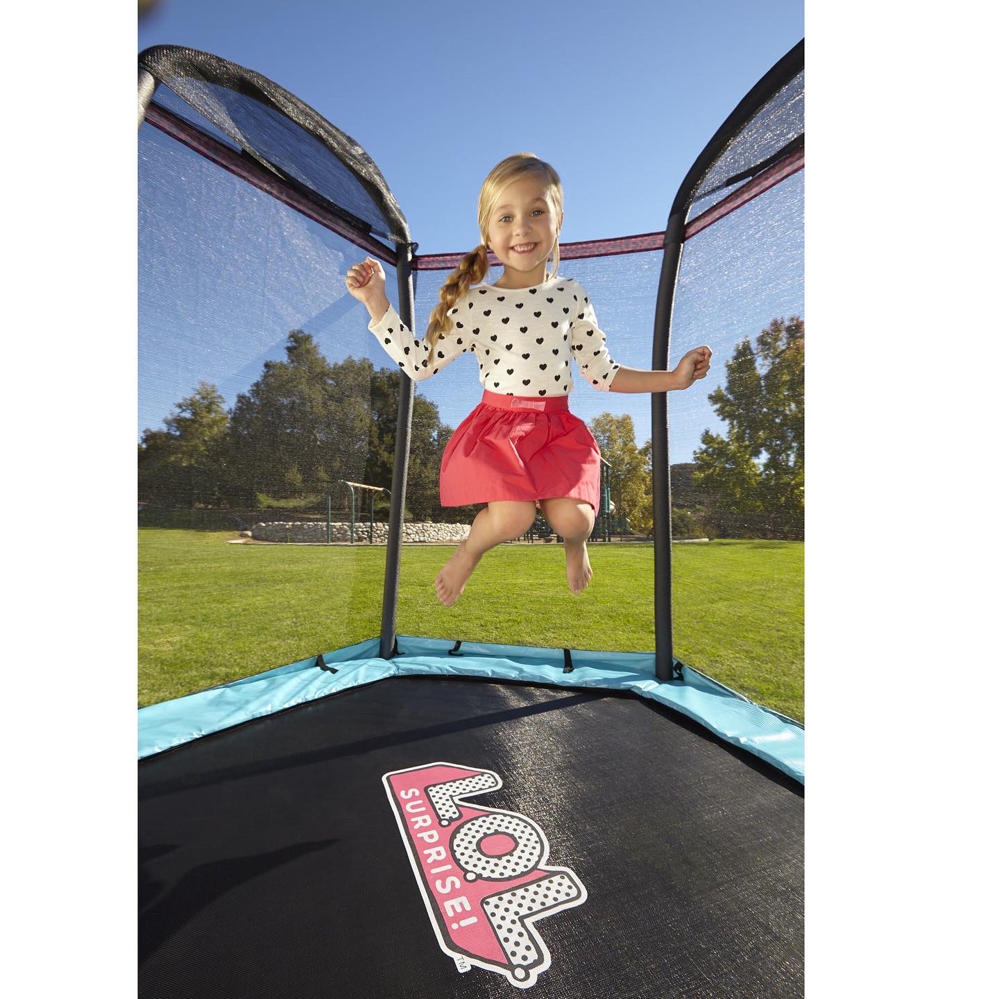 แทรมโพลีนขนาดใหญ่ L.O.L. Surprise! 7' Enclosed Trampoline with Safety Net by Little Tikes 7 ฟุต