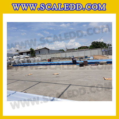 เครื่องชั่งรถบรรทุกขนาด 100 ตัน โครงสร้างแท่นชั่งทำจากเหล็กขนาด 3x18 เมตร ค่าละเอียด 10 กิโลกรัม แบบพื้นแท่นชั่งหน้าเหล็ก