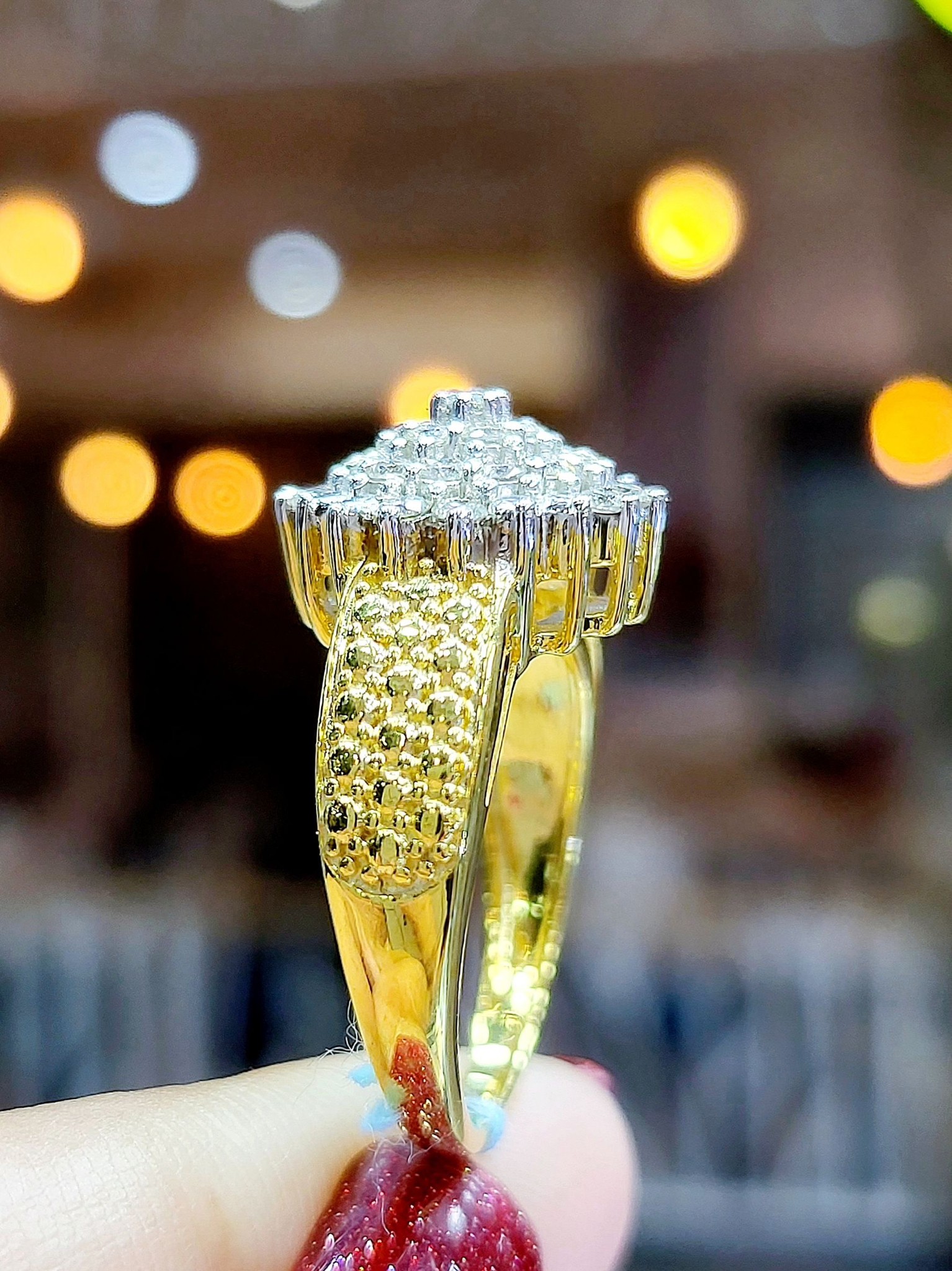 พร้อมส่งและสั่งผลิตแหวนเพชรแท้กระจุกกลมทรงชู หน้ากว้างสวยหรูโดดเด่นด้วยดีไซน์ ตัวเรือนสวยเนี๊ยบ แหวนแต่งงาน แหวนหมั้น ใส่เที่ยว ออกงาน แหวนทองคำ9K เพชรแท้ 0.62 กะรัต 29 เม็ด ราคาถูกมาก ส่งฟรี