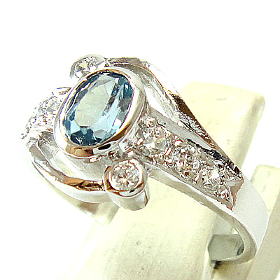 แหวนเงินแท้ราคาถูกชุบทองคำขาว สวิสบลูโทปาซแท้ 0.65 กะรัต เพชรCZ 0.180 กะรัต งานประณีตสวยงาม สั่งผลิตค่ะ