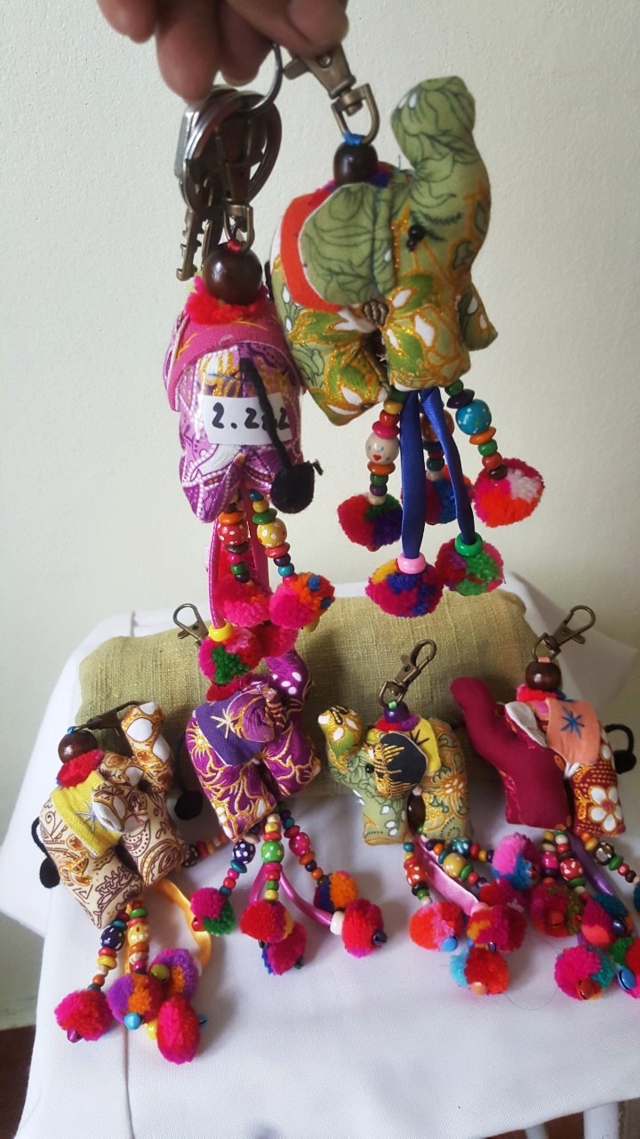 SIVAREE เศษผ้าตกแต่งเป็นรูปช้างห้อยพวงกุญแจ Upcycling Product ม่วง,เหลือง,แดง,เขียว กว้าง3นิ้วยาว3.5 นิ้ว