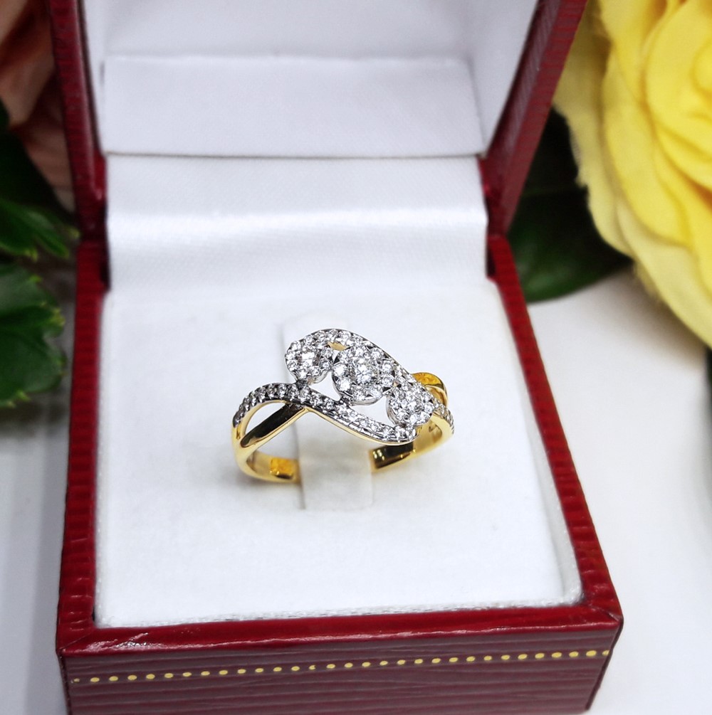 สั่งผลิตเพชรเบลเยี่ยมคัท แหวนแต่งงาน แหวนหมั้น ใส่เที่ยว ออกงาน แหวนทองคำ 18K เพชรแท้ 0.44 กะรัต 3.24 กรัม น้ำ 99 ราคาถูกมาก มีใบรับประกันค่ะ