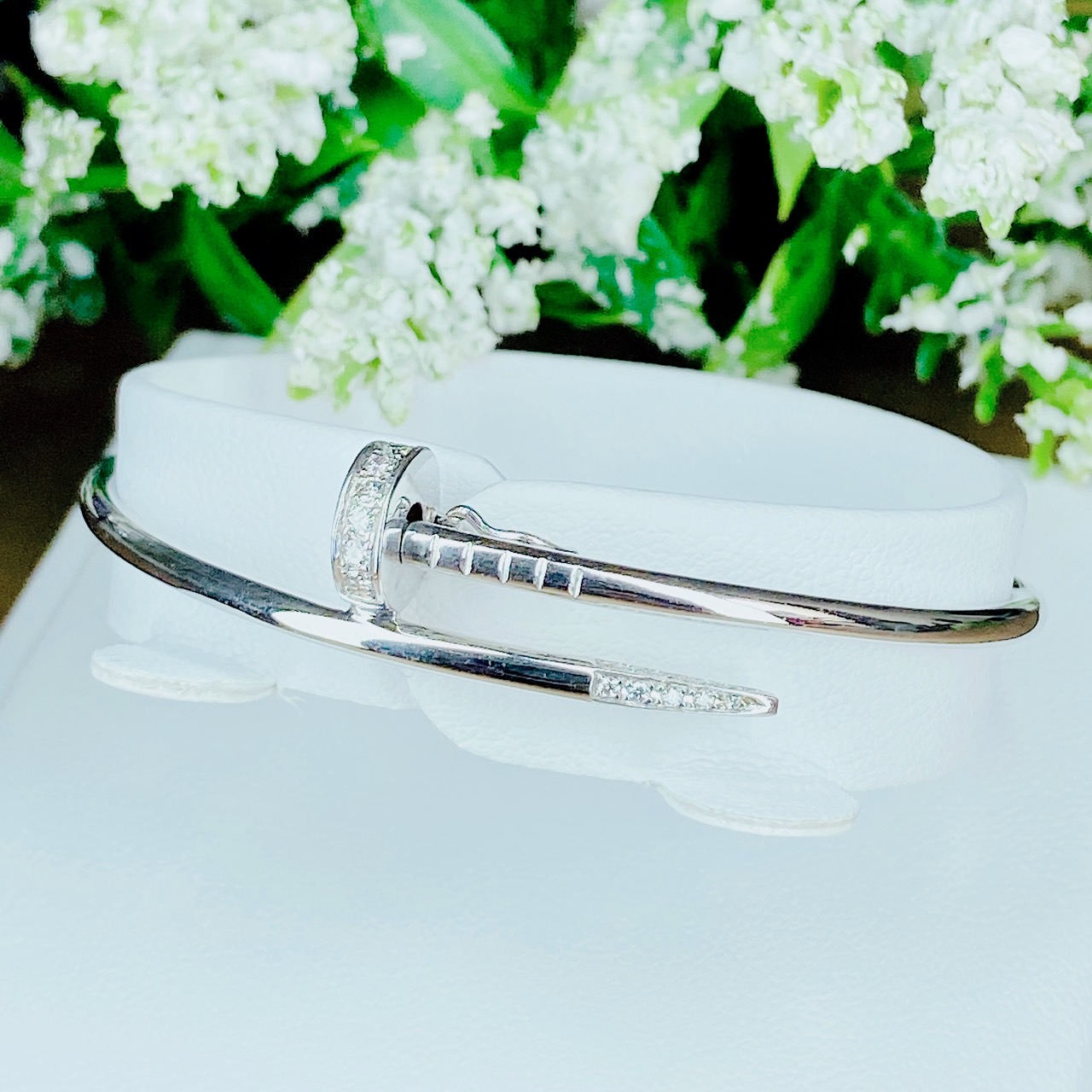 กำไลตะปูฝังเพชร สไตล์งานคาเทียร์ ตัวเรือนสีขาว White-gold ใส่แล้วอินเทรนด์มากๆ เป็นกำไลที่ต้องมีไว้ในครอบครองเลยค่ะ