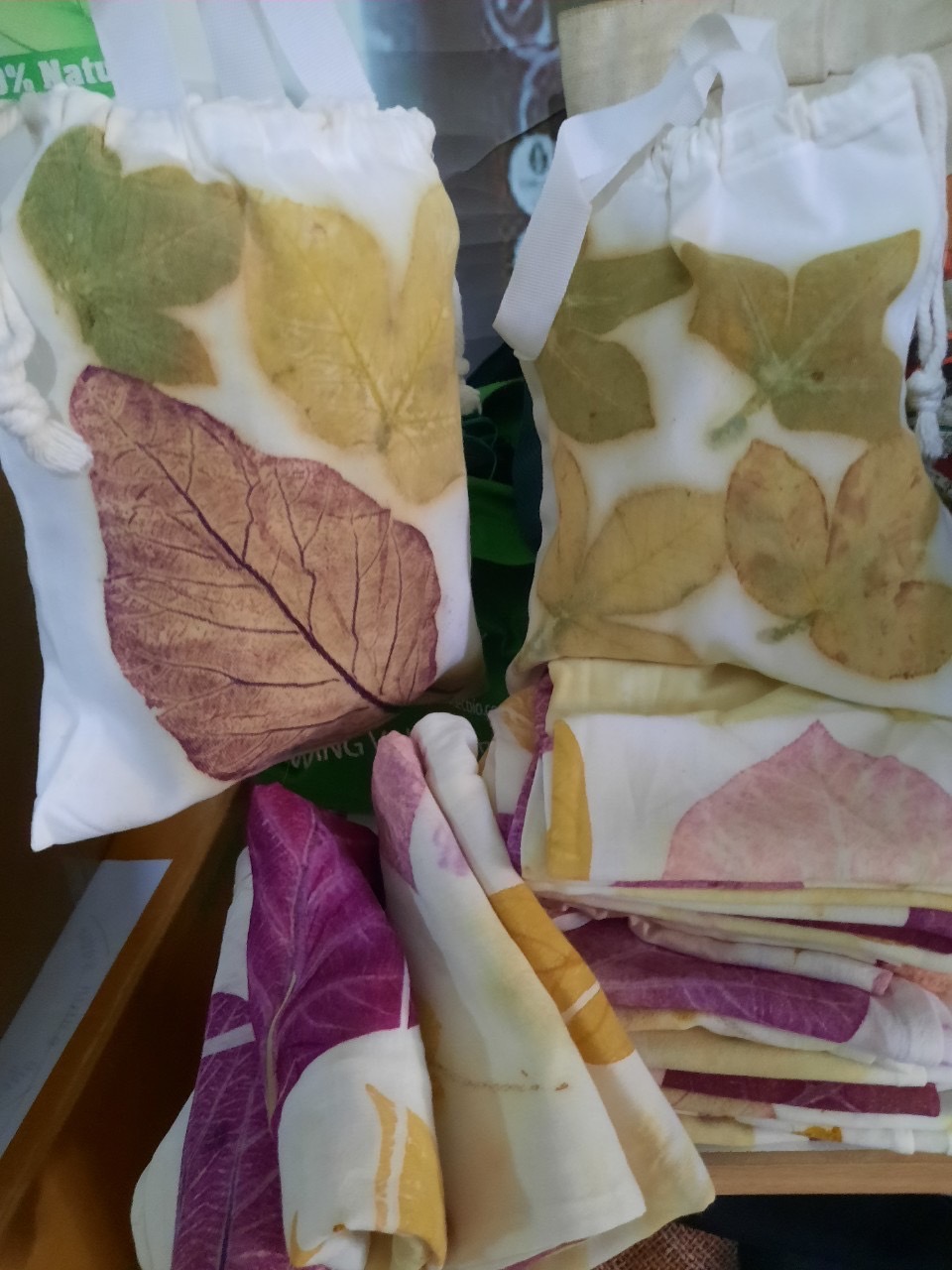 SIVAREE fabric printed with leaves