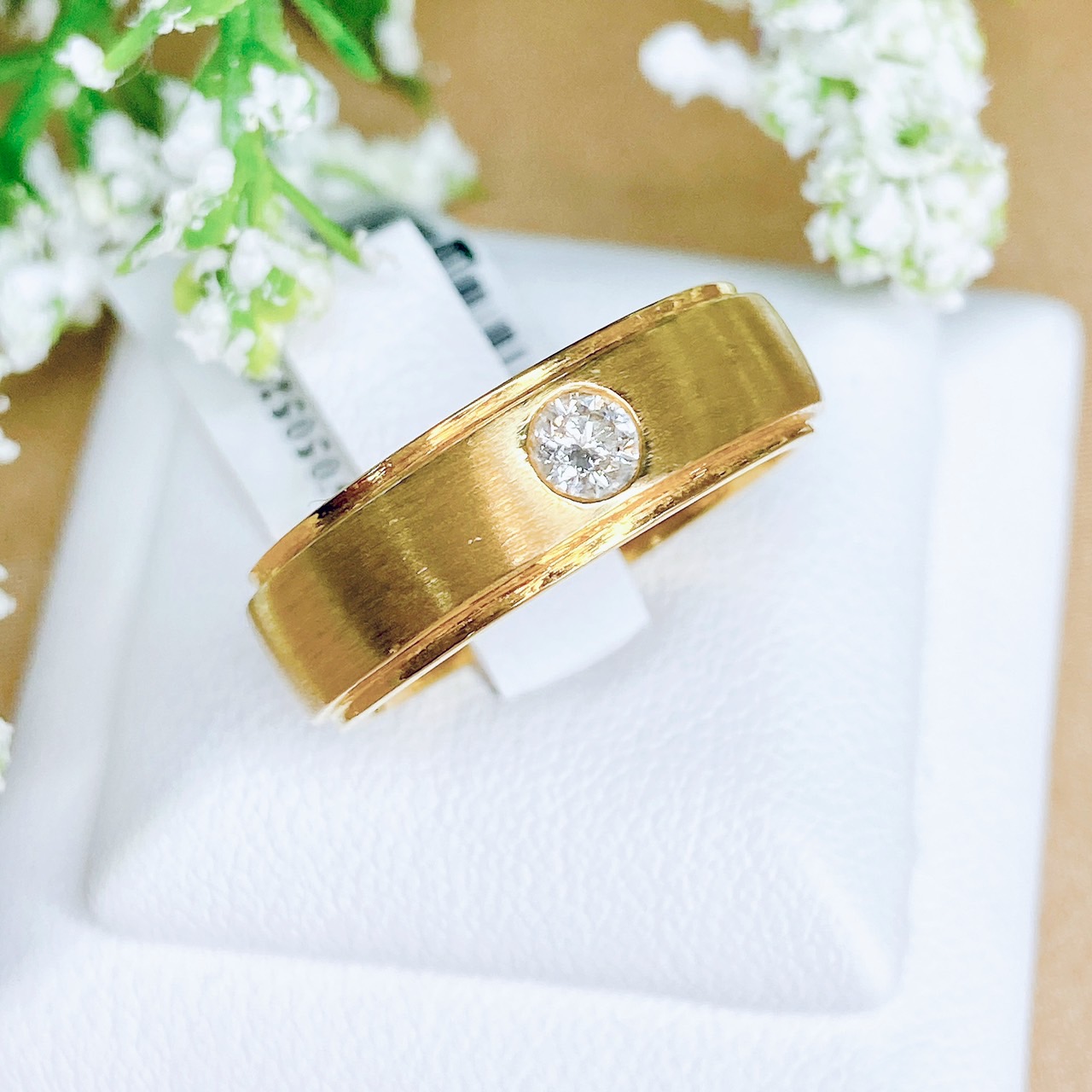 แหวนเพชรเม็ดเดี่ยวแบบหุ้ม Bazel Setting ตัวเรือนทอง ทำซาติน Satin ตัดขอบเงาบน-ล่าง เพิ่มลูกเล่น