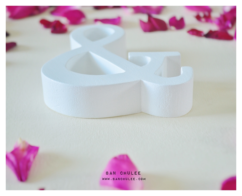 White - สัญลักษณ์ & (Ampersand) ตั้งโต๊ะ งานไม้สัก โทนสีขาว