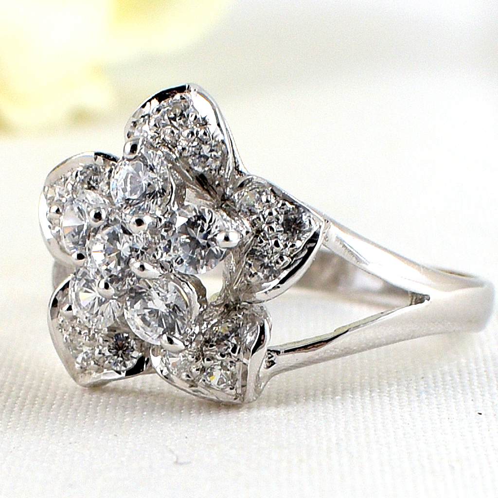 แหวนเงินแท้ราคาถูกชุบทองคำขาว เพชรCZเม็ดกลาง 0.36 กะรัต เพชรCZเม็ดข้าง 0.225 กะรัต งานประณีตสวยงาม สั่งผลิตค่ะ