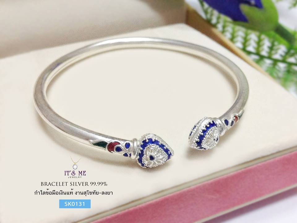กำไลมือเงินแท้99.9% งานสุโขทัย กำไลลงยาตรงหัวกำไล สีน้ำเงิน ด้านข้างสีเขีว น้ำเงิน แดงแบบเปิดขยายได้ งานจริงสวยมากๆ ค่ะ ขนาดกำไลรวมน้ำหนักทั้งเส้น ประมาณทอง 2 สลึงนิดๆค่ะ (กำไลแบบโปร่งไม่ตันค่ะ)
