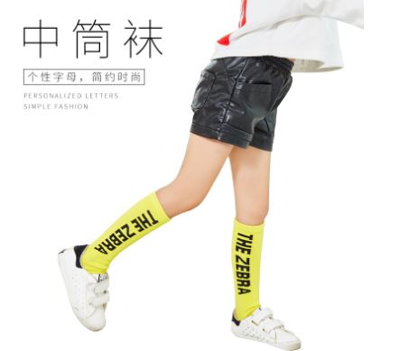 สินค้าพร้อมส่ง ถุงเท้า แบบยาว ถุงเท้าฮิปฮอป ลายอักษรข้าง