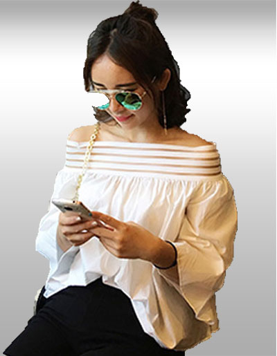 เสื้อแฟชั่นสีขาวคอกว้างโชว์ไหล่สไตล์เกาหลี รหัส1484
