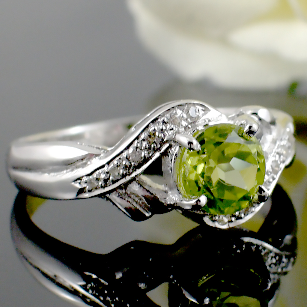 แหวนเงินแท้ราคาถูกชุบทองคำขาว เพอริดอทแท้ 0.76 กะรัต เพชรCZ 0.042 กะรัต งานประณีตสวยงาม สั่งผลิตค่ะ