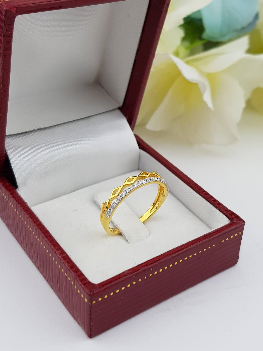 สั่งผลิตเพชรเบลเยี่ยมคัท แหวนแต่งงาน แหวนหมั้น ใส่เที่ยว ออกงาน แหวนทองคำ 18K เพชรแท้ 0.14 กะรัต 1.74 กรัม น้ำ 99 ราคาถูกมาก มีใบรับประกันค่ะ