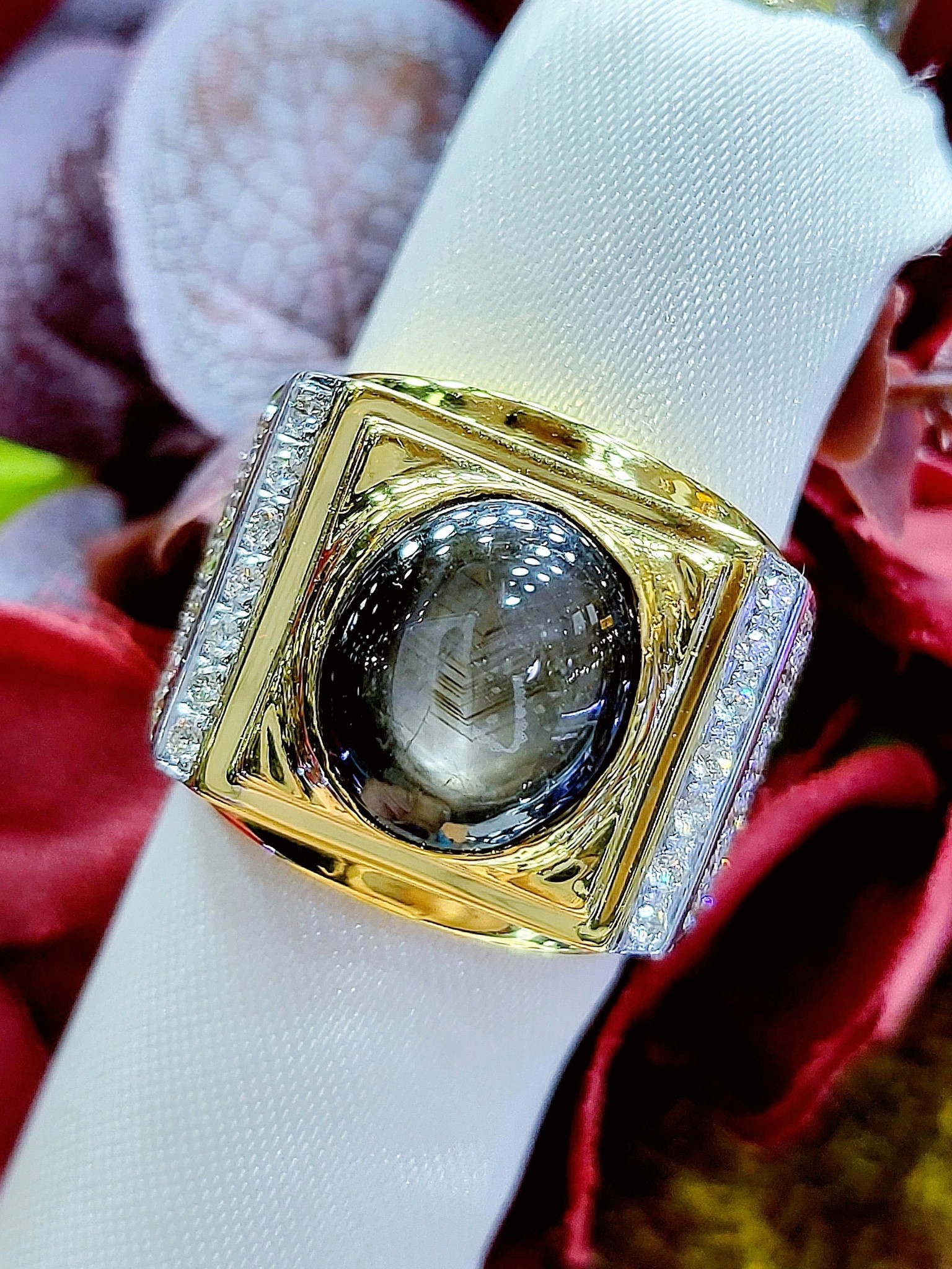 พร้อมส่งและสั่งผลิตแหวนเพชรแท้บ่าข้างเต็มๆโดดเด่นอลังการ พลอยแบล็คสตาร์เม็ดโตสวยเนียนเล่นไฟมีเสน่ห์ชวนหลงใหล สำหรับท่านสุภาพบุรุษ แหวนแต่งงาน แหวนหมั้น ใส่เที่ยว ออกงาน แหวนทองคำ18K เพชรแท้ 1.25 กะรัต 84 เม็ด ราคาถูกมาก ส่งฟรี