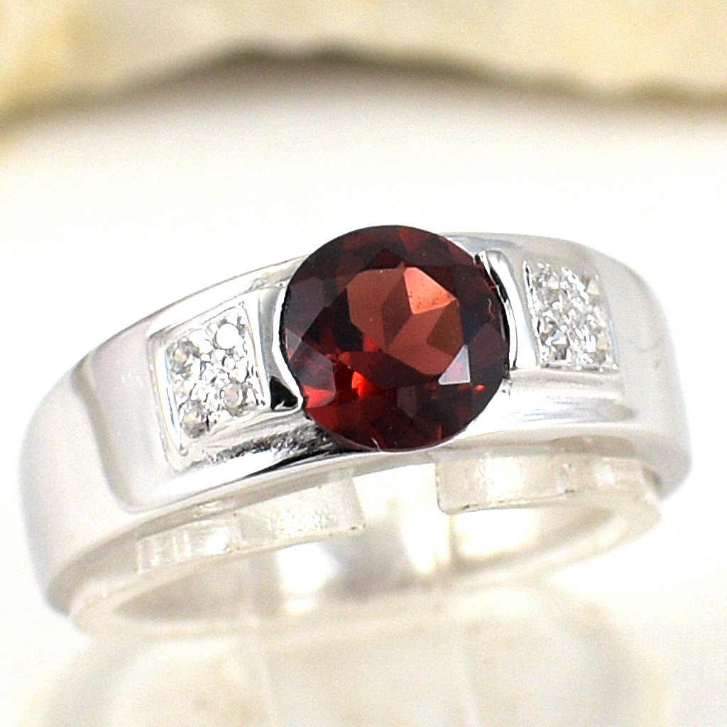 แหวนเงินแท้ราคาถูกชุบทองคำขาว พลอยแท้โกเมน 1.0 กะรัต เพชรCZ 0.056 กะรัต งานประณีตสวยงาม สั่งผลิตค่ะ