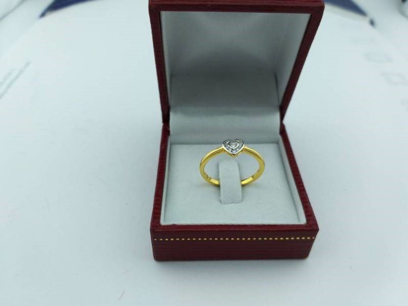 สั่งผลิตเพชรเบลเยี่ยมคัท แหวนแต่งงาน แหวนหมั้น ใส่เที่ยว ออกงาน แหวนทองคำ 18K เพชรแท้ 0.11 กะรัต 1.91 กรัม น้ำ 99 ราคาถูกมาก มีใบรับประกันค่ะ