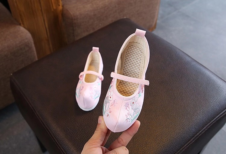 F รองเท้าจีนเด็ก ลายดอกไม้ หัวแหลม สีชมพูอ่อน