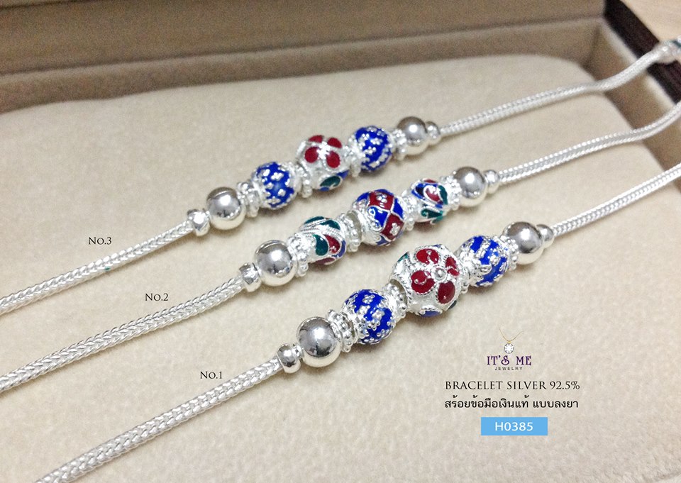 สร้อยข้อมือเงินแท้ แบบลงยาตรงกลาง และตรงหัวสร้อย ขนาดสร้อยไม่ใหญ่ไปค่ะ กลางๆ ใส่กับชุดไทยจะดูเข้ากันค่ะ