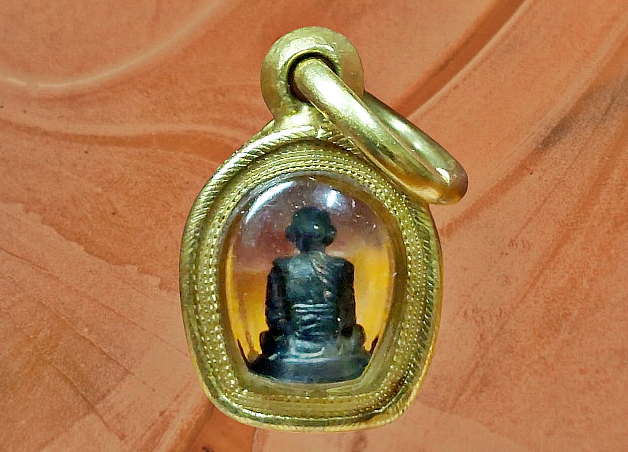 รูปเหมือนหล่อ หลวงพ่อหยอด วัดแก้วเจริญ พิมพ์จิ๋ว อายุ 84 ปี 2538 เนื้อนวโลหะ เลี่ยมทองคำยกซุ้มสิงห์