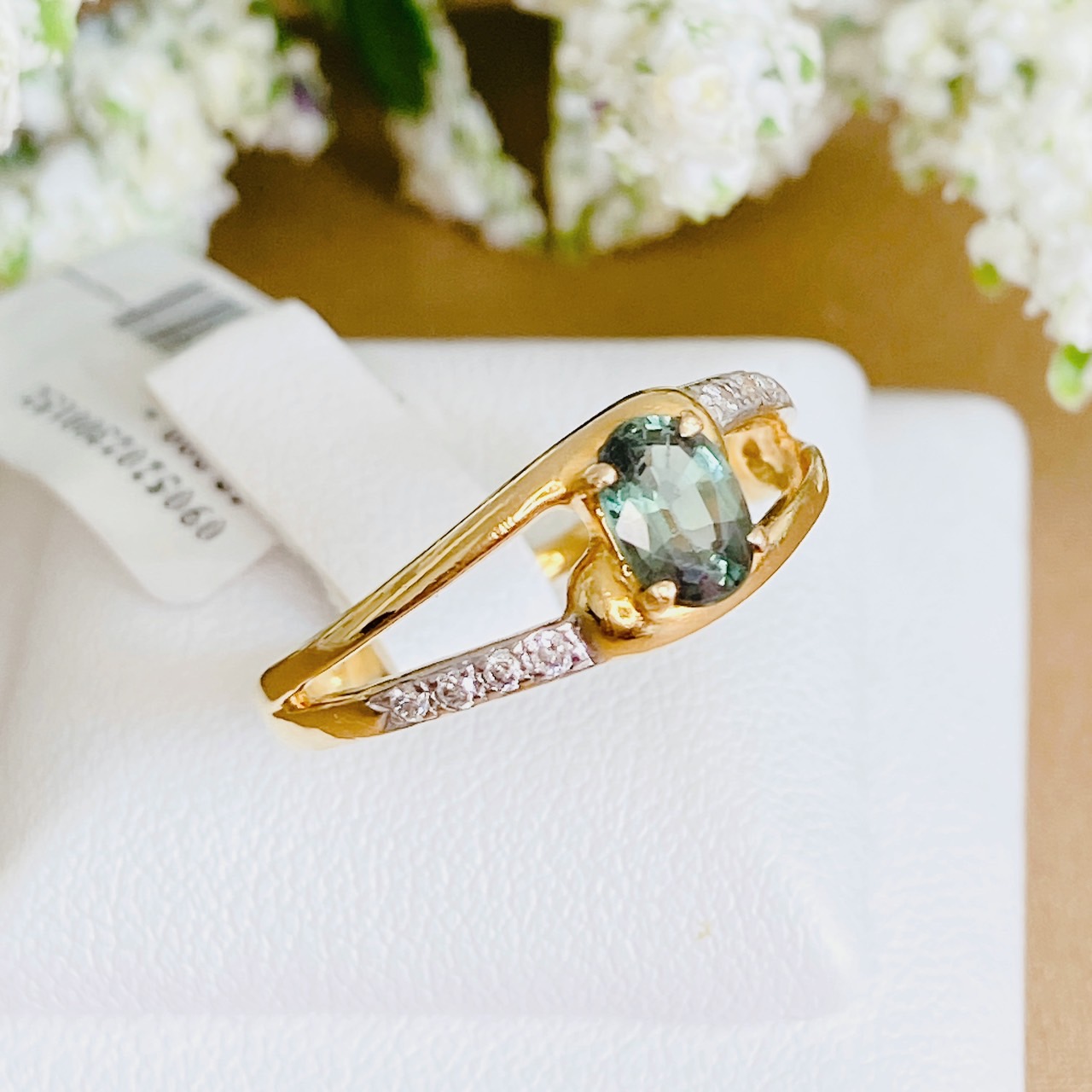 แหวนเขียวส่อง ประดับบ่าเพชรแถว ครอสตัวเรือนทอง