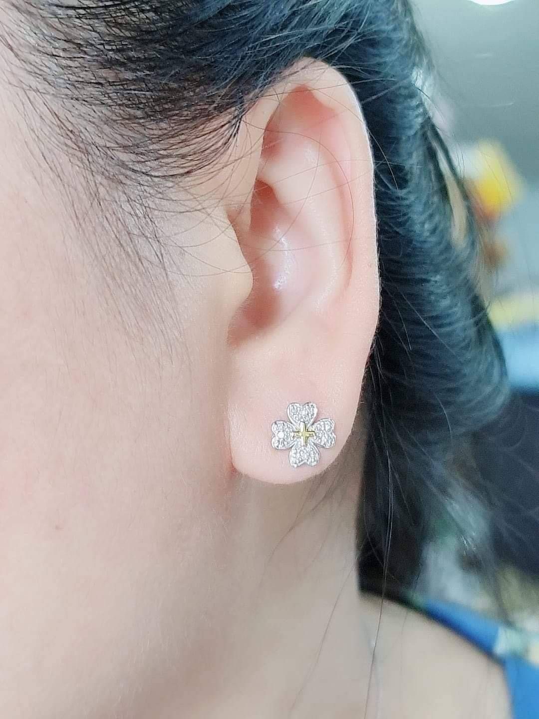 พร้อมส่งและสั่งผลิตต่างหูเพชรใบโคลเวอร์ แต่งงาน หมั้น ใส่เที่ยว ออกงาน ทองคำ9K เพชรแท้ 0.15 กะรัต ราคาถูกมาก ส่งฟรี
