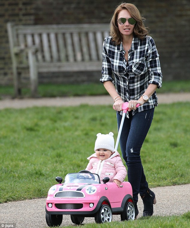 รถผลักเดินและขาไถ Mini Cooper Foot To Floor Ride-On - Pink