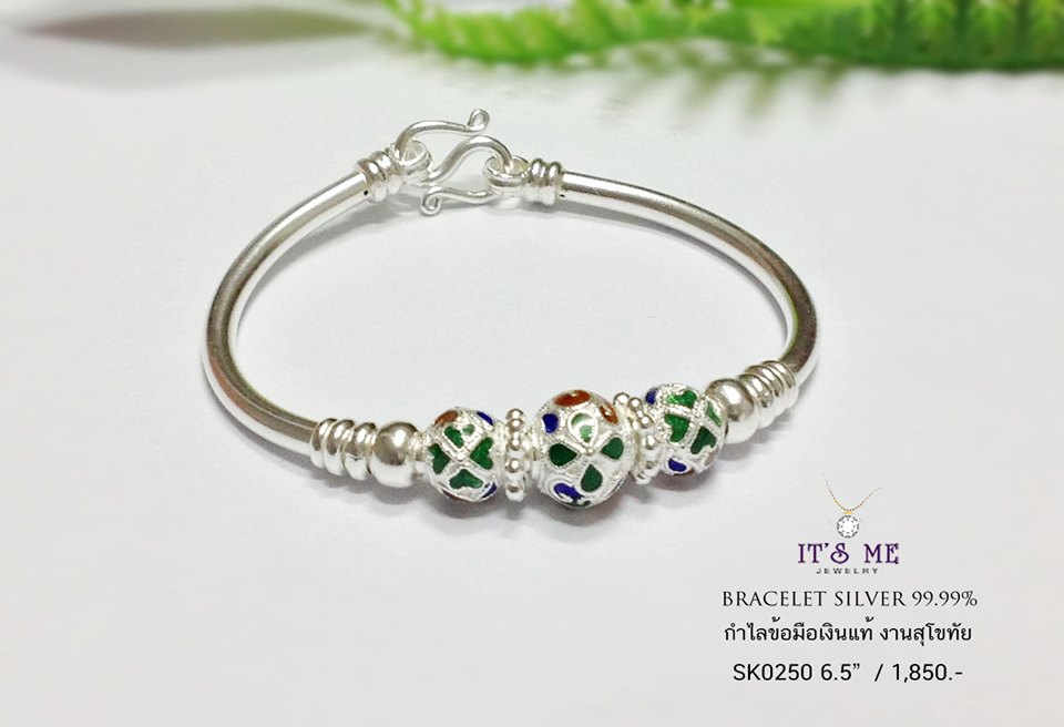 กำไลข้อมือเงินแท้99.9% งานสุโขทัย ตรงกลางลงยาดอกไม้สีเขียว แดง น้ำเงิน ด้านข้างเล่นลายดอกไม้ งานจริงสวยมากๆ ค่ะ