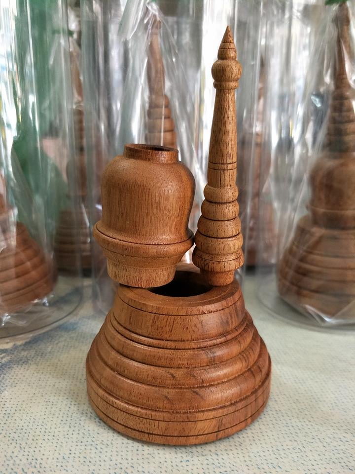 เจดีย์ไม้มะฮอกกานี ใส่พระธาตุ อบน้ำมันจันทน์หอม Pagoda Gardenia Ervatamia wood Mok wood casket for relics ขนาดสูง 6 นิ้ว