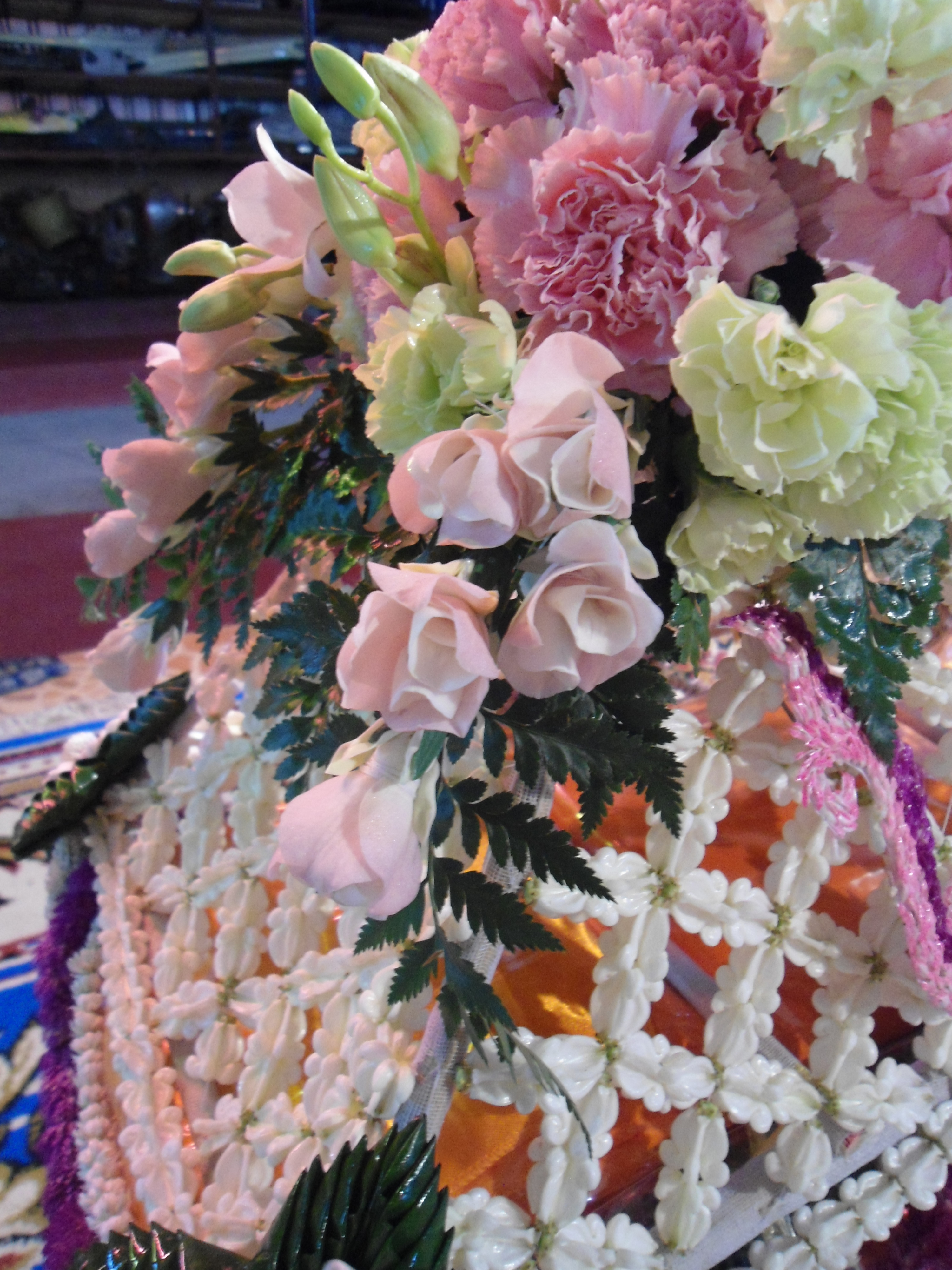ดอกไม้สดคลุมผ้าไตร (ส่งงาน อู๋รถผู้ใหญ่ทรัพย์สมบูรณ์ อ.บางปะอิน จ.อยุธยา)