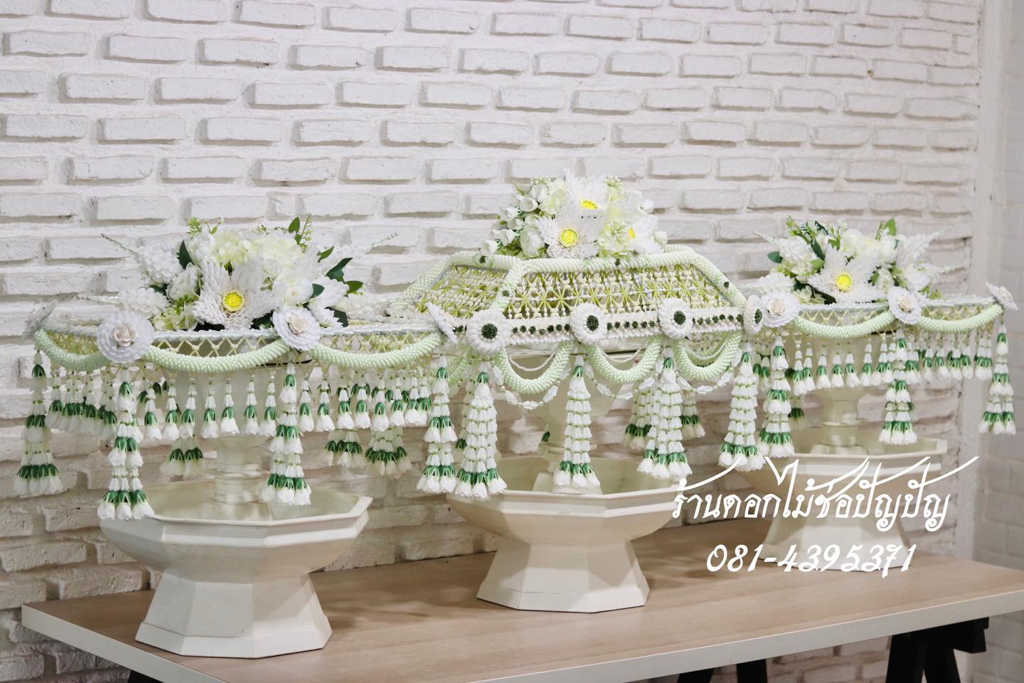 เครื่องบวชดอกไม้ประดิษฐ์สีขาว ไตรทรงเตี้ย