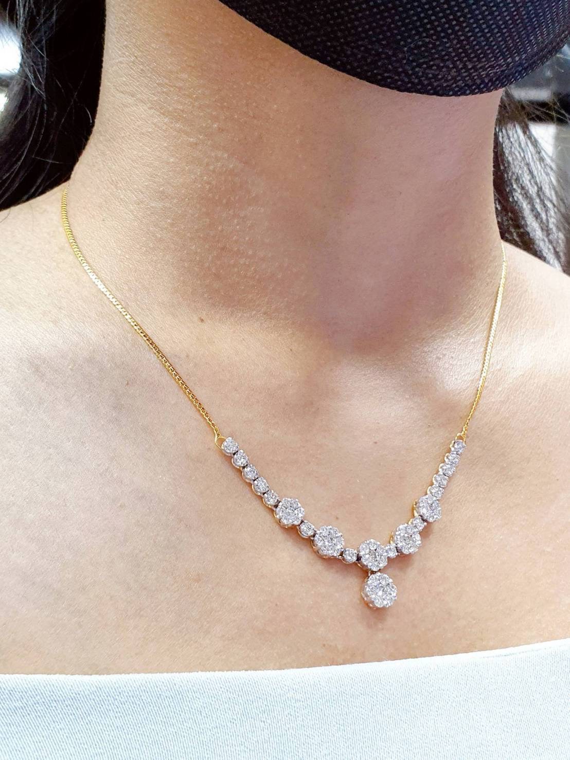 พร้อมส่งและสั่งผลิตสร้อยคอทองเพชรแท้ กระจุกดอกไม้เพิ่มตุ้งติ้งเสริมลูกเล่นดูน่ารักมากขึ้น ใส่เที่ยว ออกงาน ทองคำ 9K เพชรแท้ 0.92 กะรัต 56 เม็ด ราคาถูกมาก ส่งฟรี