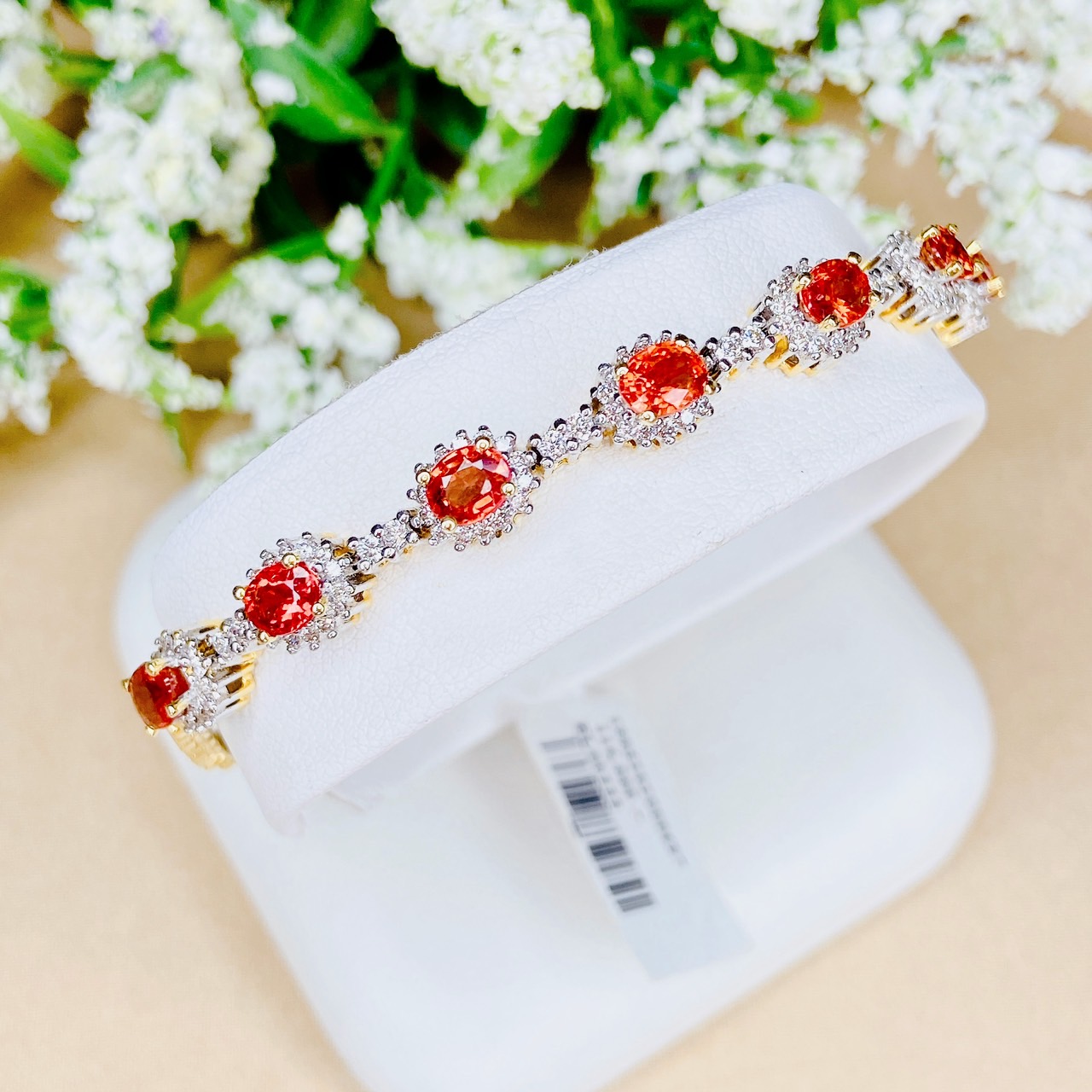 สร้อยข้อมือพลอยซองเจียล้อมเพชรเรียงแถว 7 เม็ด สีส้ม รูปร่างไข่ เจียระไน Mixed cut สี ส้มแดง ความสะอาด VS