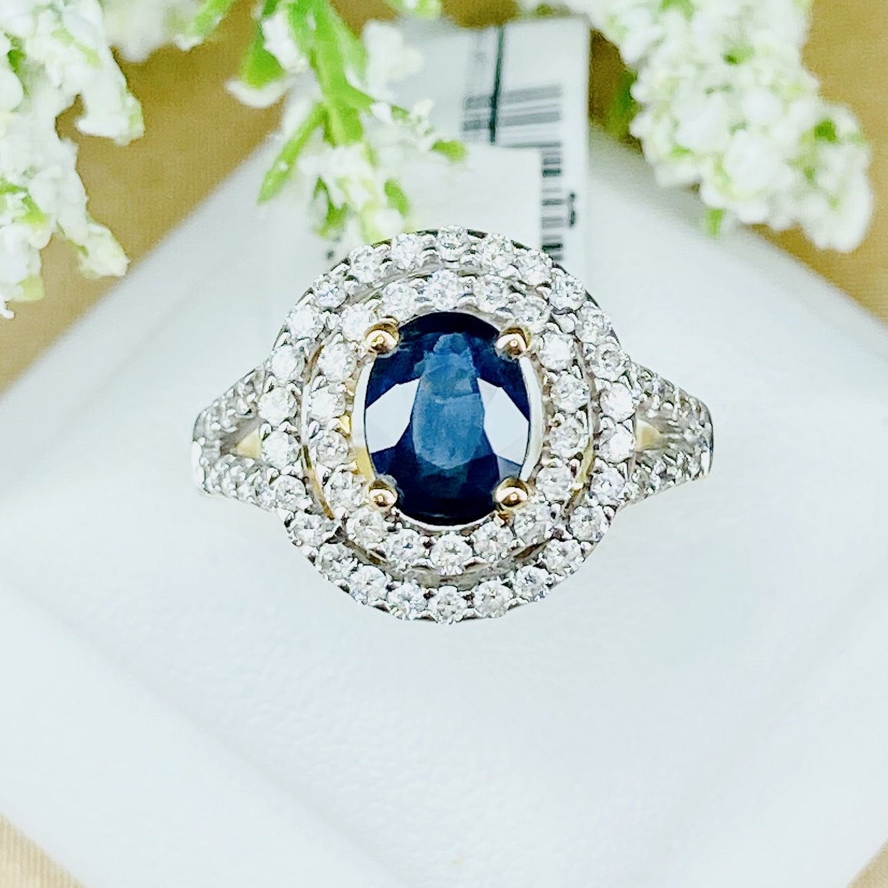 Natural Blue Sapphire พลอยไพลินสยาม สีน้ำเงิน สะอาด ไฟดี ไพลินสยามธรรมชาติ ล้อมเพชรรอบสองชั้น ประดับเพชรบ่าด้านข้าง ตัวเรือนทอง