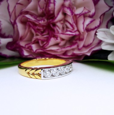 สั่งผลิตเพชรเบลเยี่ยมคัท แหวนแต่งงาน แหวนหมั้น ใส่เที่ยว ออกงาน แหวนทองคำ 18K เพชรแท้ 0.66 กะรัต 4.10 กรัม น้ำ 99 ราคาถูกมาก มีใบรับประกันค่ะ