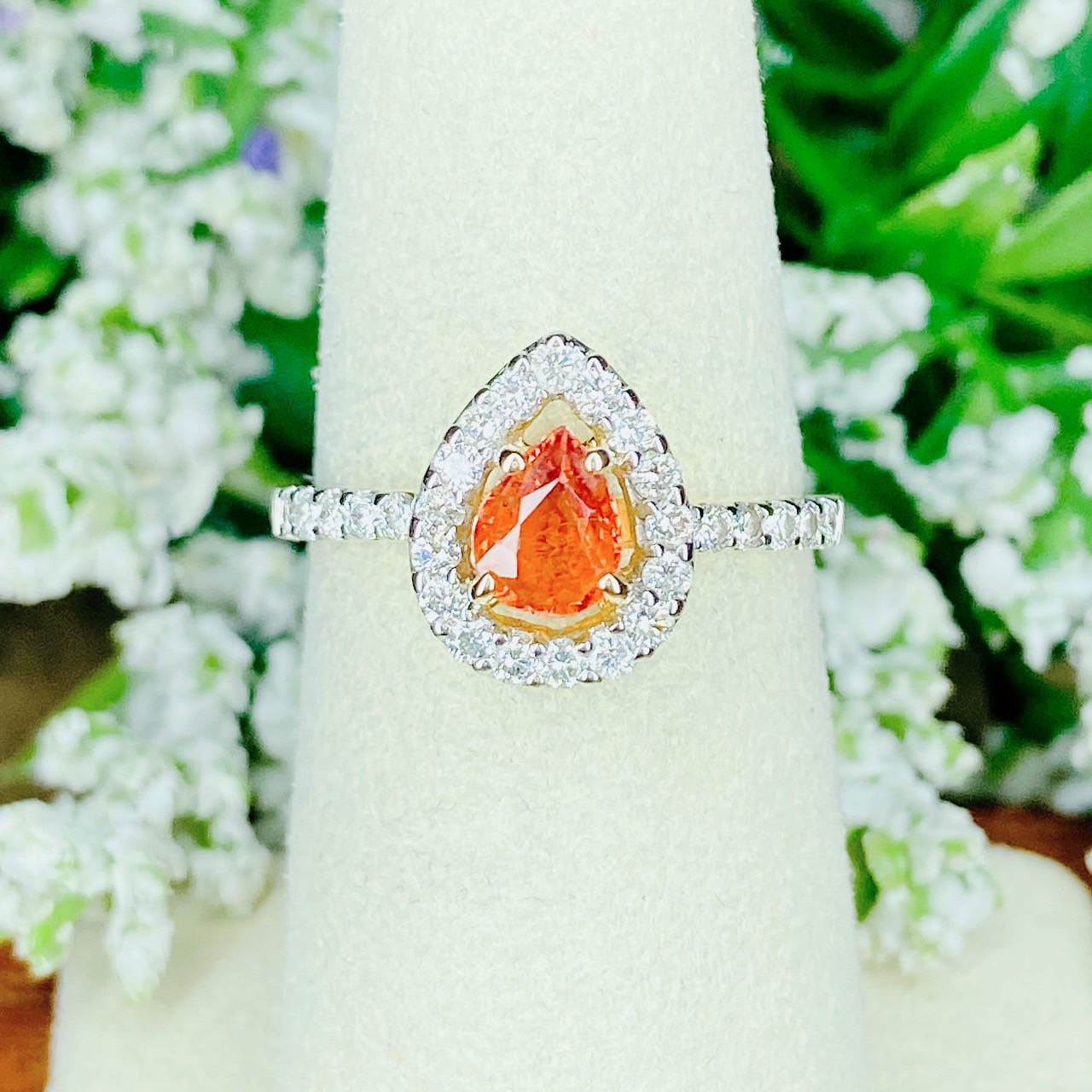 แหวนพลอยล้อมเพชรทรงหยดน้ำOrange Sapphire สีที่นิยมและมีราคาสูงคือ สีส้มสดใส ไม่มีสีอื่นเจือปนเลยค่ะ