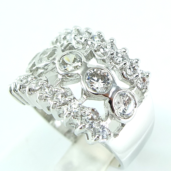 แหวนเงินแท้ราคาถูกชุบทองคำขาว เพชรCZเม็ดกลาง 1.0 กะรัต เพชรCZเม็ดข้าง 0.54 กะรัต งานประณีตสวยงาม สั่งผลิตค่ะ