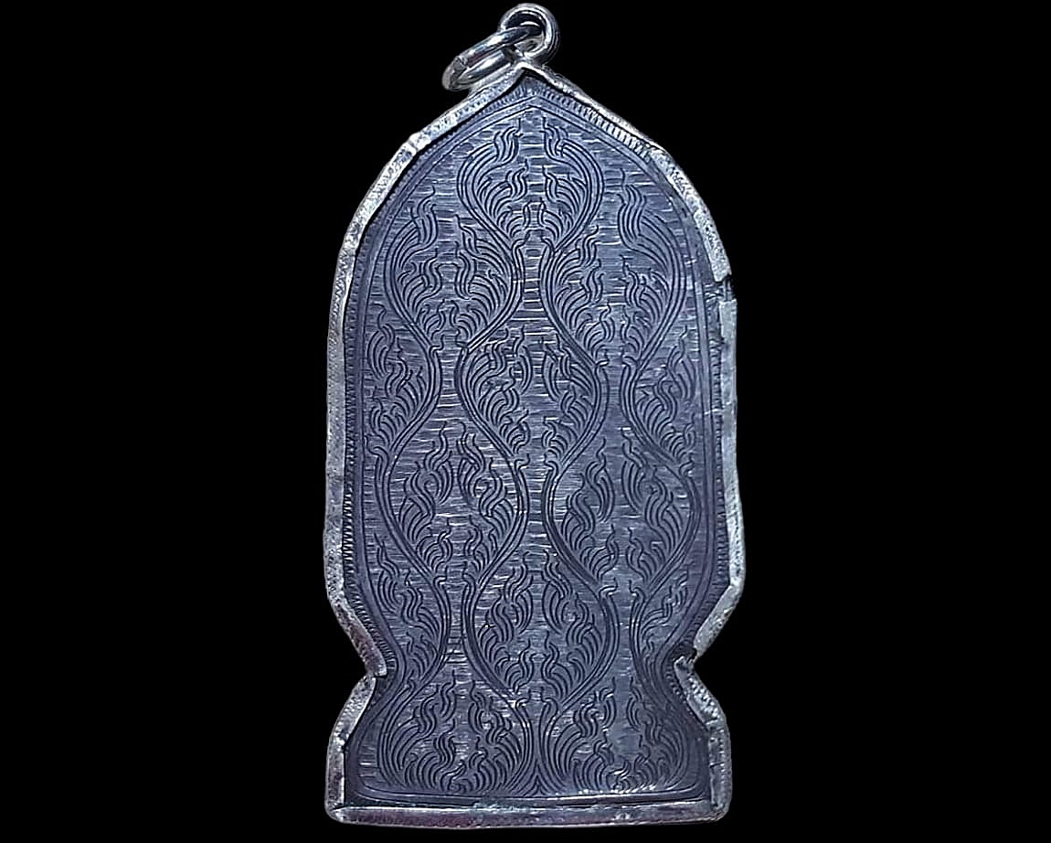 พระยอดขุนพล กรุวัดเจดีย์หลวง เชียงแสน เนื้อตะกั่วสนิมแดง เลี่ยมเงินเก่าๆ ขนาดองค์พระประมาณ 3.5 x 6.5 cm.